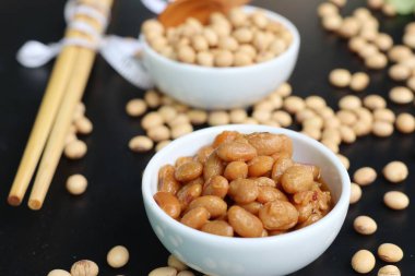 Tuzlu soya fasulyesi siyah arka plan üzerine