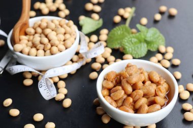 Tuzlu soya fasulyesi siyah arka plan üzerine