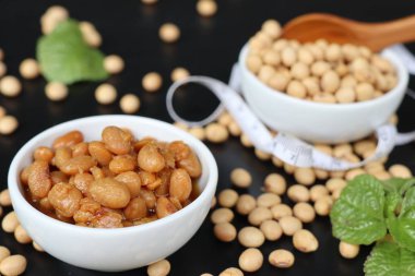 Tuzlu soya fasulyesi siyah arka plan üzerine