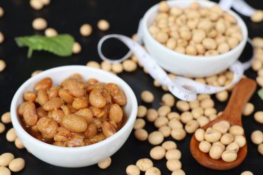 Tuzlu soya fasulyesi siyah arka plan üzerine