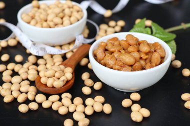 Tuzlu soya fasulyesi siyah arka plan üzerine