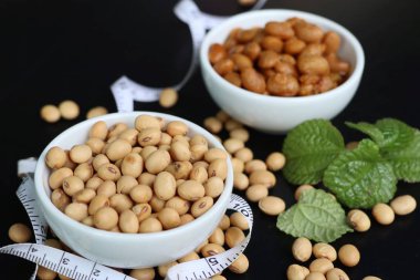 Tuzlu soya fasulyesi siyah arka plan üzerine