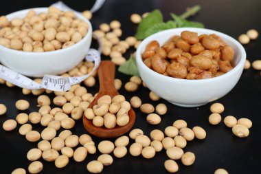 Tuzlu soya fasulyesi siyah arka plan üzerine