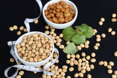 Tuzlu soya fasulyesi siyah arka plan üzerine