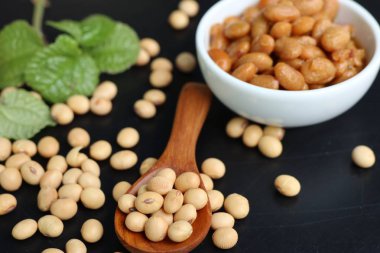 Tuzlu soya fasulyesi siyah arka plan üzerine