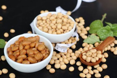 Tuzlu soya fasulyesi siyah arka plan üzerine