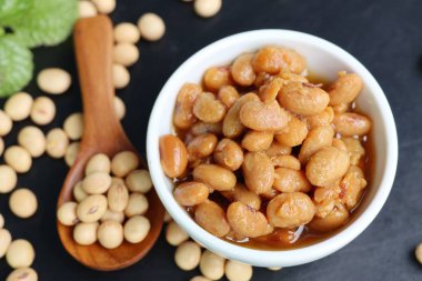 Tuzlu soya fasulyesi siyah arka plan üzerine