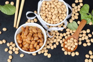 Tuzlu soya fasulyesi siyah arka plan üzerine
