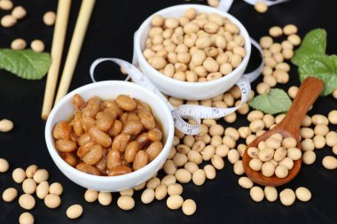 Tuzlu soya fasulyesi siyah arka plan üzerine