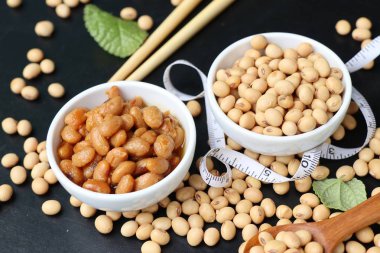 Tuzlu soya fasulyesi siyah arka plan üzerine