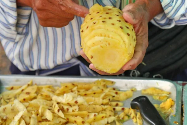 Ananas na pouliční stánky s jídlem — Stock fotografie