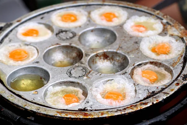 Ovos de codorna em comida de rua — Fotografia de Stock