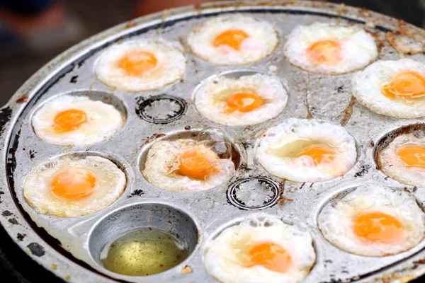 Ovos de codorna em comida de rua — Fotografia de Stock