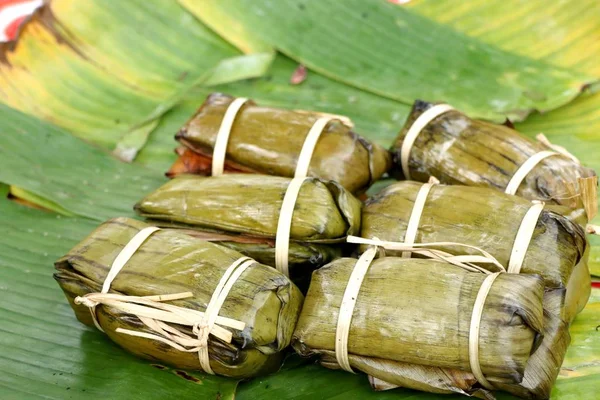 Arroz pegajoso envuelto en hojas de plátano — Foto de Stock