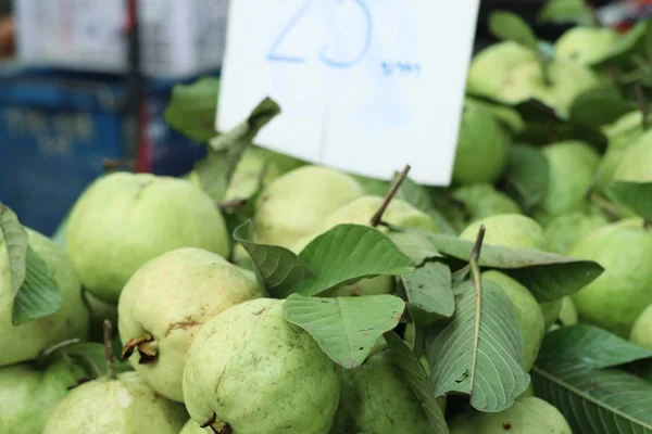 Guave-vruchten op straat eten — Stockfoto