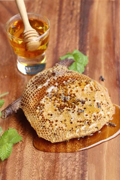 Söta honeycomb på trä — Stockfoto