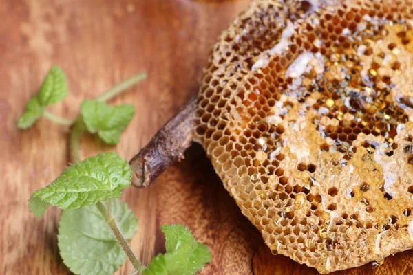 Söta honeycomb på trä — Stockfoto