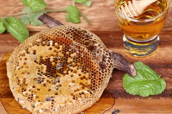 ahşap üzerinde tatlı petek