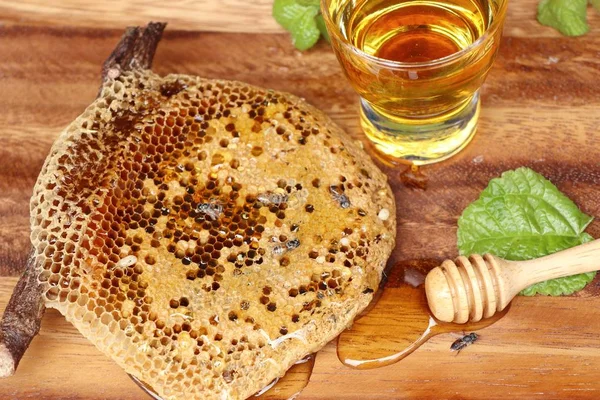 Söta honeycomb på trä — Stockfoto