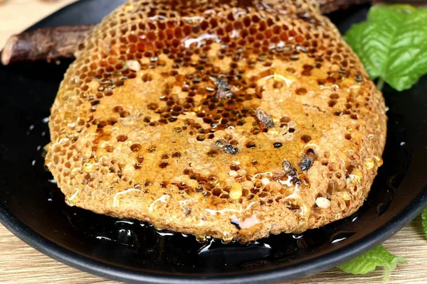 Söta honeycomb på trä — Stockfoto