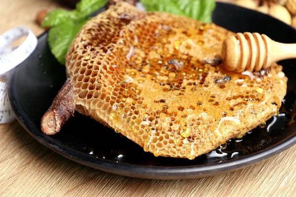 Söta honeycomb på trä — Stockfoto