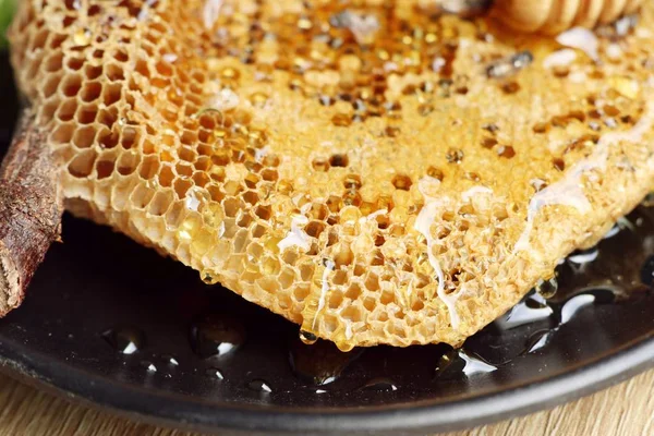 Zoete honingraat op houten — Stockfoto