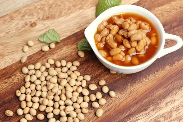 Tuzlu soya fasulyesi üzerinde ahşap