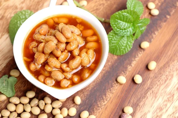 Tuzlu soya fasulyesi üzerinde ahşap