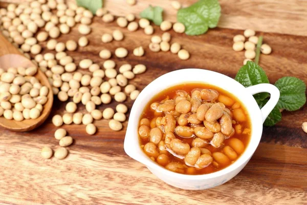 Tuzlu soya fasulyesi üzerinde ahşap