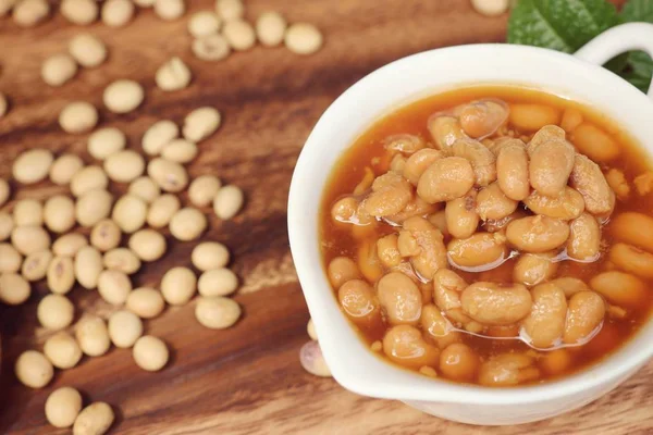 Tuzlu soya fasulyesi üzerinde ahşap