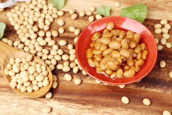 Tuzlu soya fasulyesi üzerinde ahşap