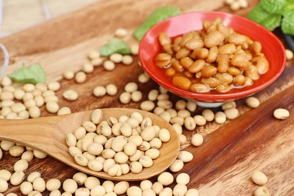 Tuzlu soya fasulyesi üzerinde ahşap