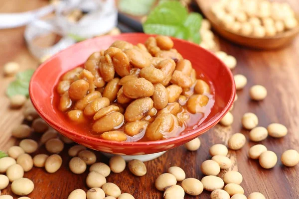 Tuzlu soya fasulyesi üzerinde ahşap