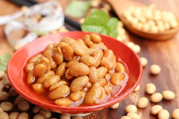 Tuzlu soya fasulyesi üzerinde ahşap