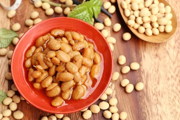 Tuzlu soya fasulyesi üzerinde ahşap