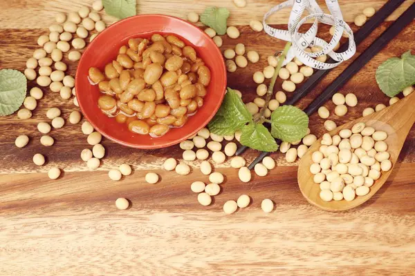 Tuzlu soya fasulyesi üzerinde ahşap