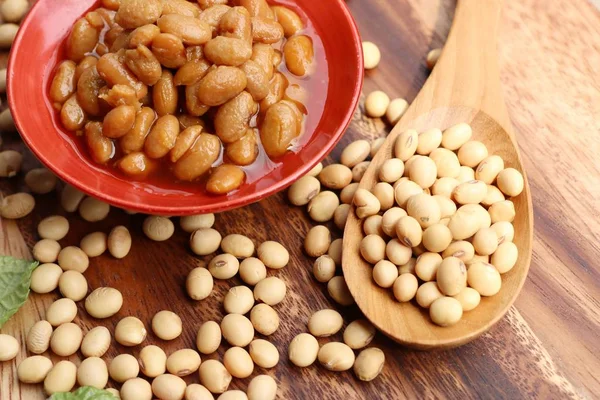 Tuzlu soya fasulyesi üzerinde ahşap