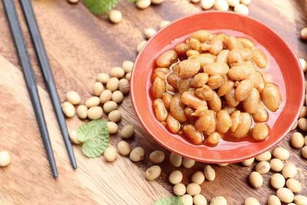 Tuzlu soya fasulyesi üzerinde ahşap