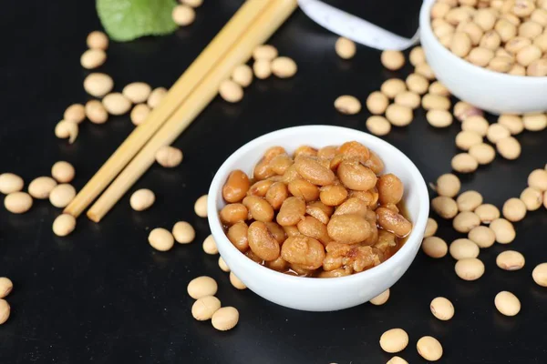 Tuzlu soya fasulyesi siyah arka plan üzerine