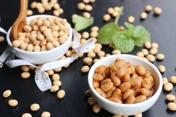 Tuzlu soya fasulyesi siyah arka plan üzerine