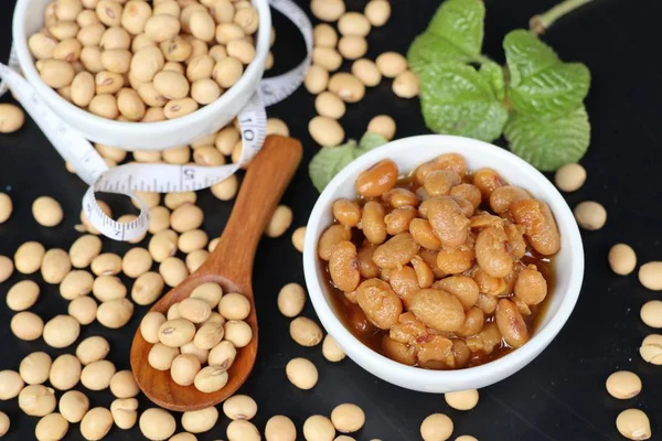 Tuzlu soya fasulyesi siyah arka plan üzerine