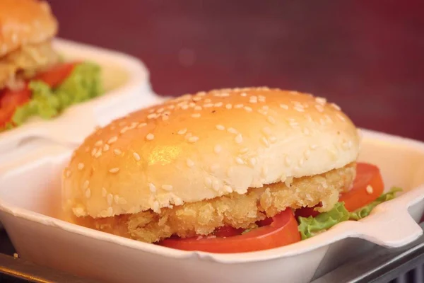 Hamburguesa de cerdo en la calle de alimentos — Foto de Stock