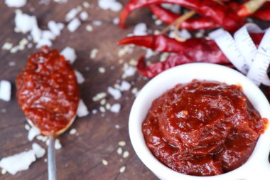 Kore kırmızı biber Sos