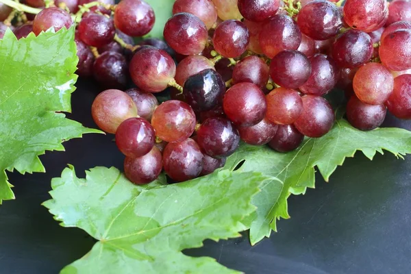 Bunch of  fresh grapes — Stock Photo, Image