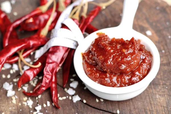 Kore kırmızı biber Sos