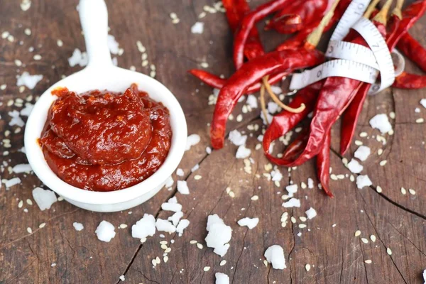 Kore kırmızı biber Sos