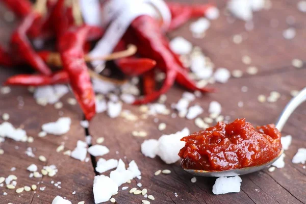 Kore kırmızı biber Sos