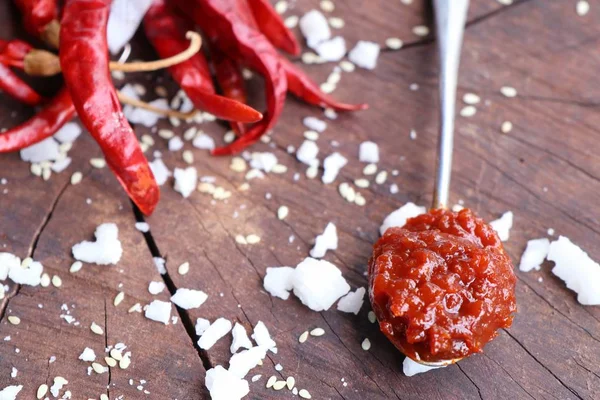 Kore kırmızı biber Sos