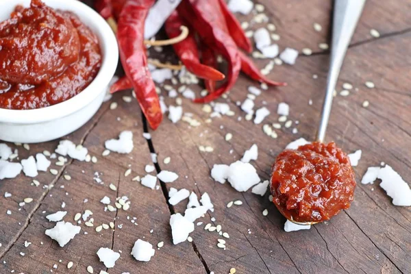 Kore kırmızı biber Sos