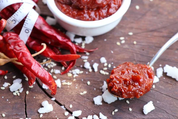 Kore kırmızı biber Sos